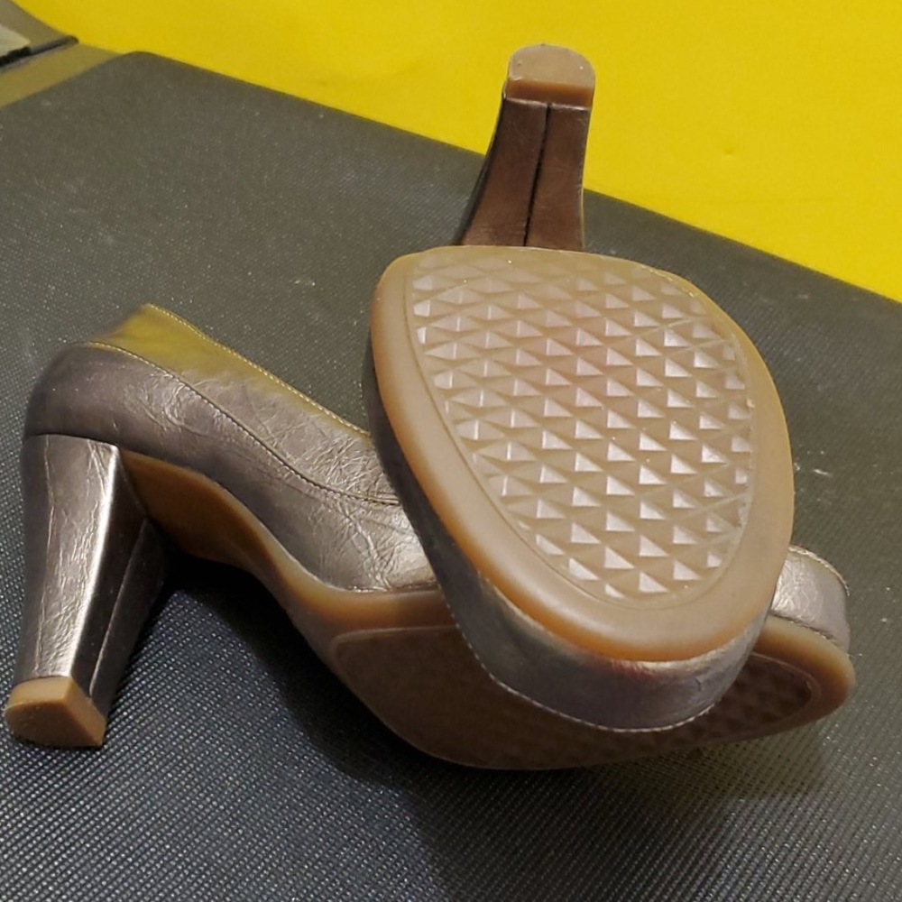 Shoes - Picture 2 of 3